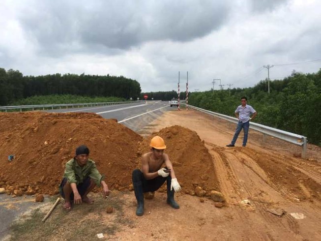 Barie bằng đất ngăn xe chạy chui trên cao tốc La Sơn-Túy Loan
