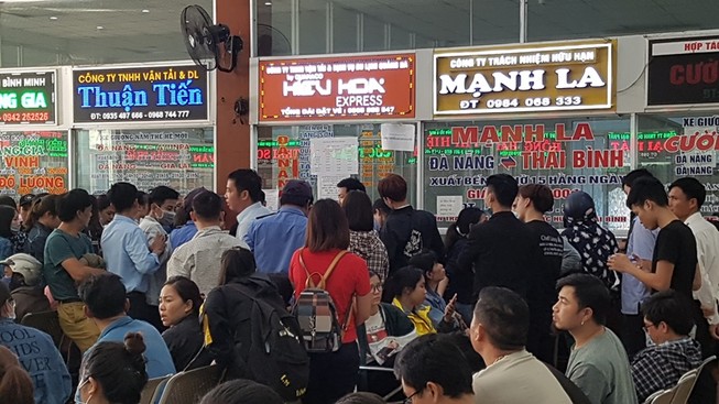 Xếp hàng từ 3 giờ sáng mua vé xe tết tại Đà Nẵng