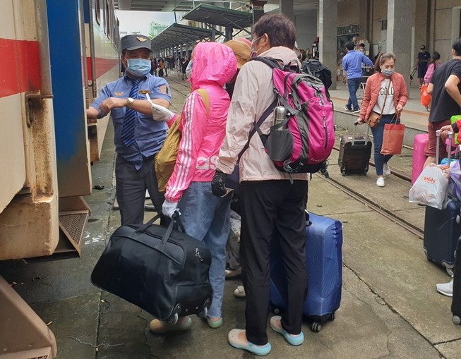 Đà Nẵng: Người dân kín mít khẩu trang đi vào Nam sau tết