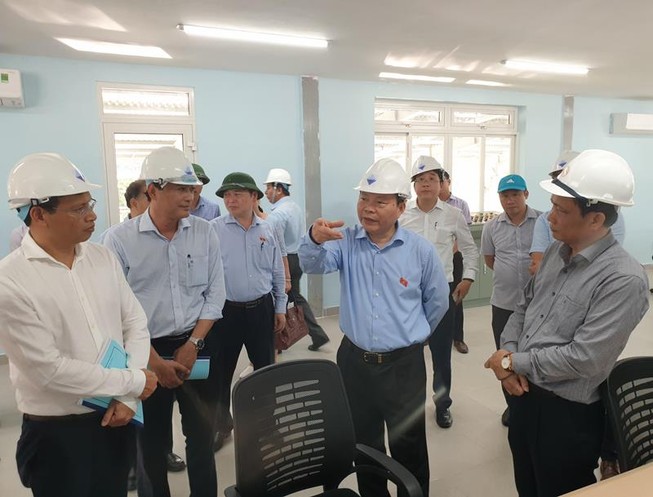Phó chủ tịch Quốc hội Phùng Quốc Hiển thăm Nhà máy nước Cầu Đỏ. Ảnh: TẤN VIỆT