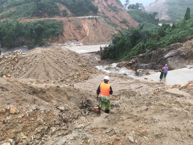Nối liên lạc vào Rào Trăng, xác định 2 điểm vùi lấp công nhân