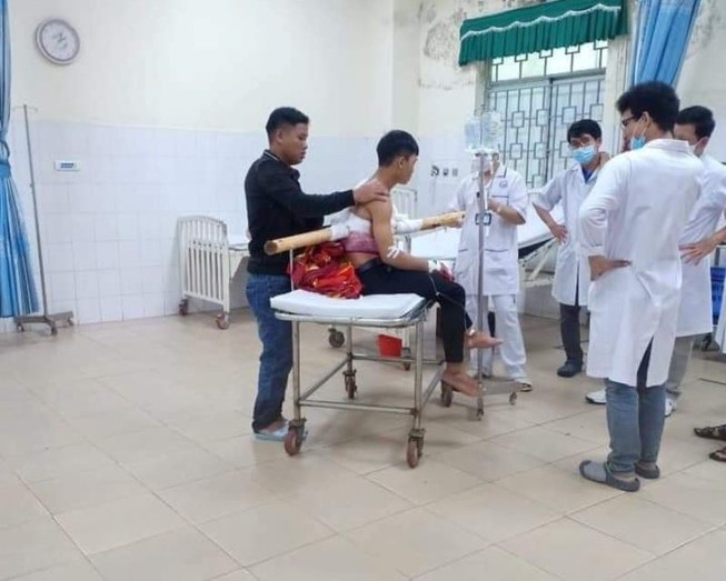 Nam thanh niên tại Quảng Ngãi bị cây keo đâm xuyên người