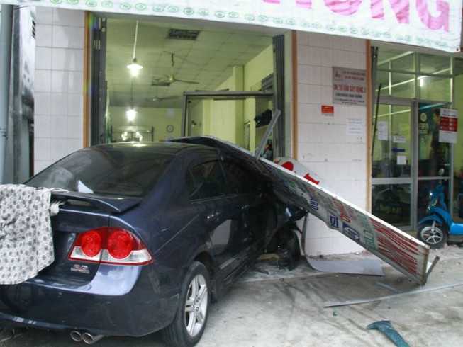 Hoảng loạn vì ô tô lao thẳng vào cửa hàng may