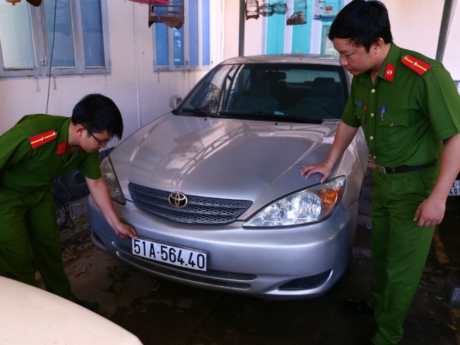 Nhiều xe sang ở Bình Dương bị thu giữ vì giấy giả