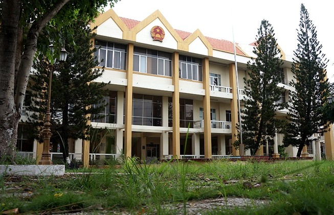 Bình Dương sẽ xử lý trụ sở để hoang trong khu đất vàng
