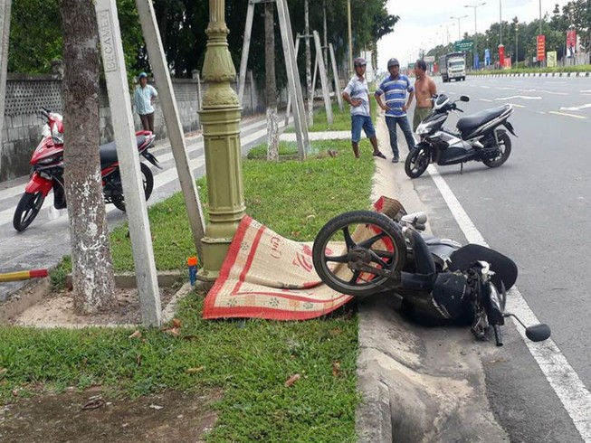 Xe máy tông thẳng cột đèn, người đàn ông chết tại chỗ