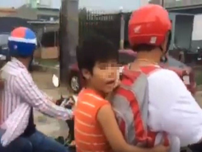 Bé 8 tuổi bị người lạ dụ chở đi để lấy điện thoại