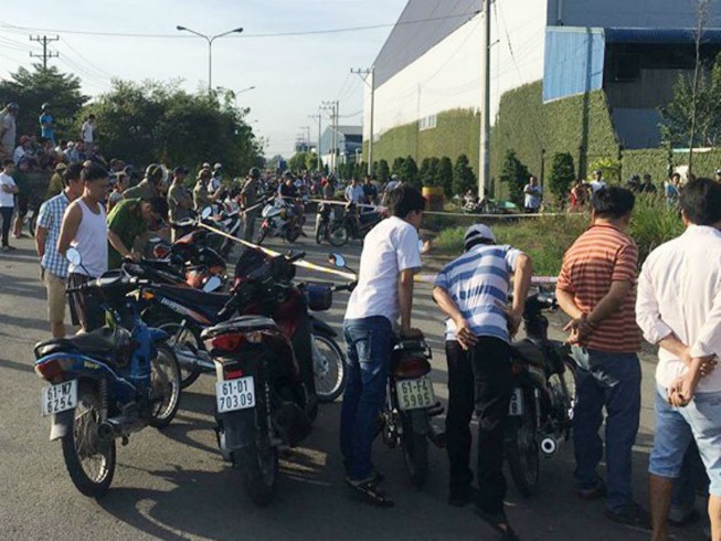 Nạn nhân nằm chết ven đường với nhiều vết đâm