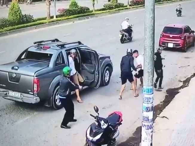 Đồng Nai: Đi ô tô dùng súng xử nhau kinh hoàng trên phố