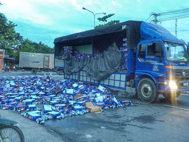 Dân gom hàng trăm thùng bia trên đường giúp tài xế