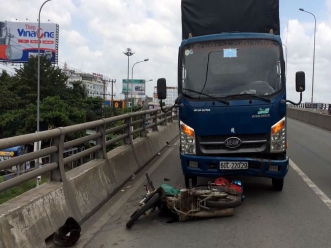 2 vợ chồng thương vong trên cầu vượt ngã tư 'tử thần'