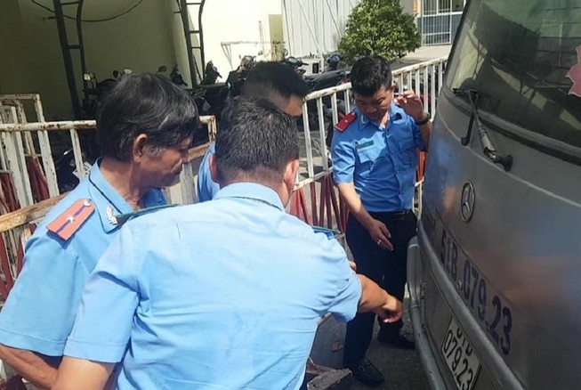 Kinh hãi 3 em học sinh lớp 1 văng lộn nhào từ xe ô tô đưa rước