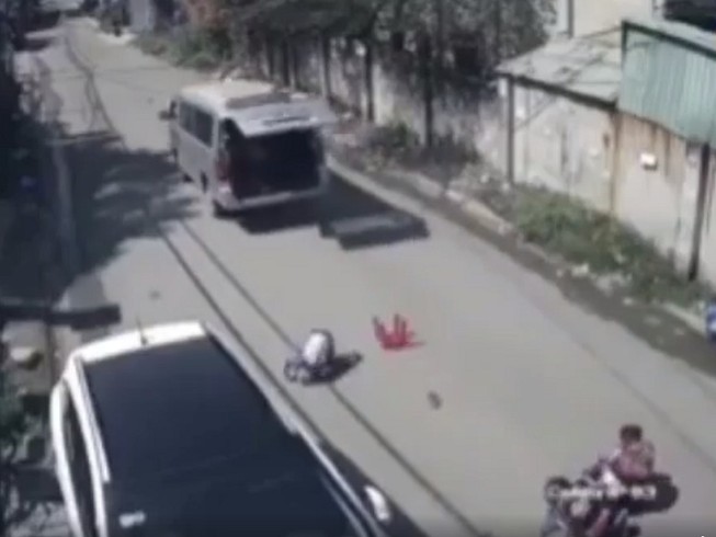 Trung tâm đăng kiểm nói về chiếc xe làm văng 3 HS xuống đường