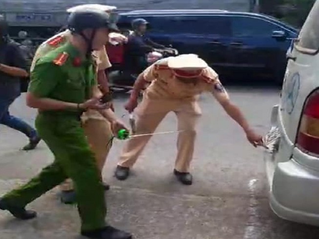 Xác định chiếc ô tô vừa làm văng 2 học sinh xuống đường