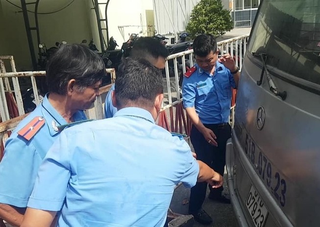 Thêm vụ xe đưa đón bung cửa, làm văng 2 học sinh xuống đường