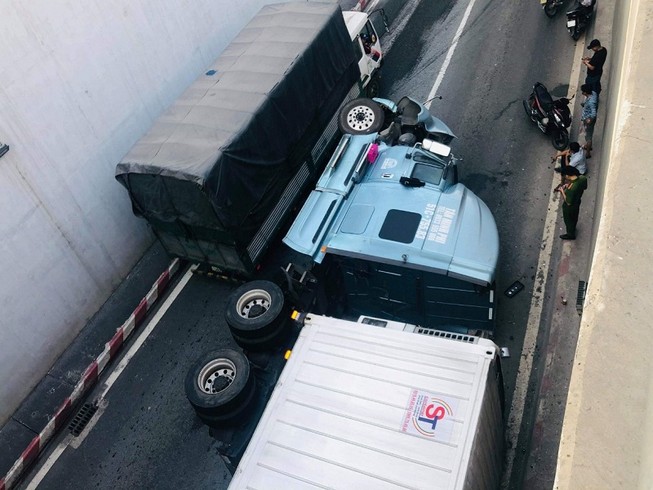 Đồng Nai: Xe container lật nhào tại ngã tư 'tử thần'