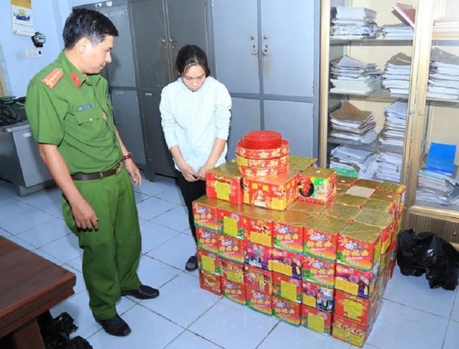 Một phụ nữ giấu hơn 200 kg pháo trong phòng ngủ