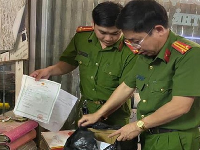 Đồng Nai: Chủ tiệm áo cưới làm giả hơn 500 giấy tờ