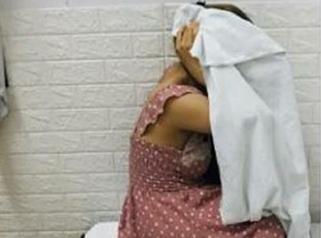 Kiểm tra nhà nghỉ phát hiện hai cô gái đang bán dâm