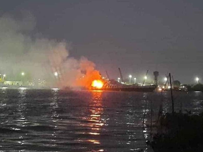Tàu chở xăng phát nổ trên sông Đồng Nai, 3 người tử vong