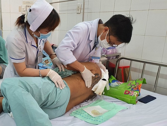 Bệnh nhân được điều trị vết thương tại bệnh viện. Ảnh: VH