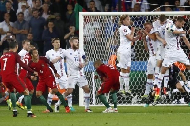 Ronaldo: 'Iceland xấu chơi, đặt xe buýt trước cầu môn'