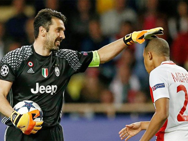 Tấm ảnh gây sốt giữa 'bố' Buffon và 'con trai' Mbappe