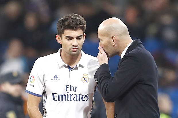 Zidane “tống khứ” con trai Enzo sang Alavez
