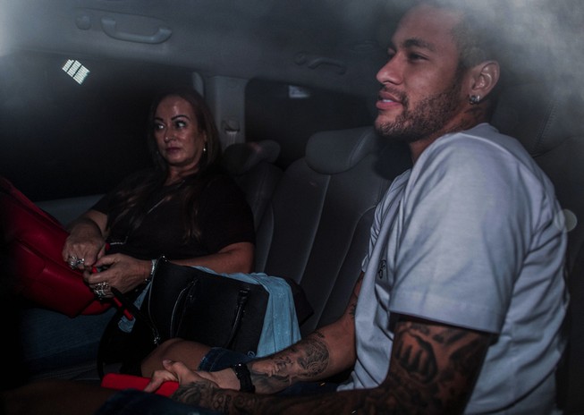 Ca mổ của Neymar có rất nhiều... 'kền kền'