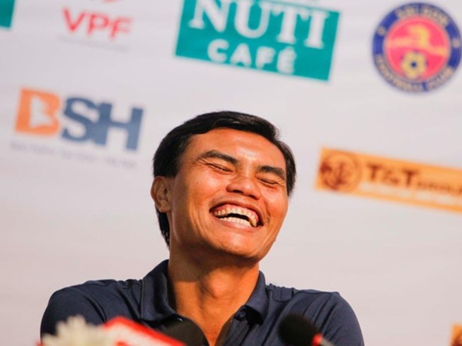 HLV Tài Em phấn khích với trận thắng đầu V-League