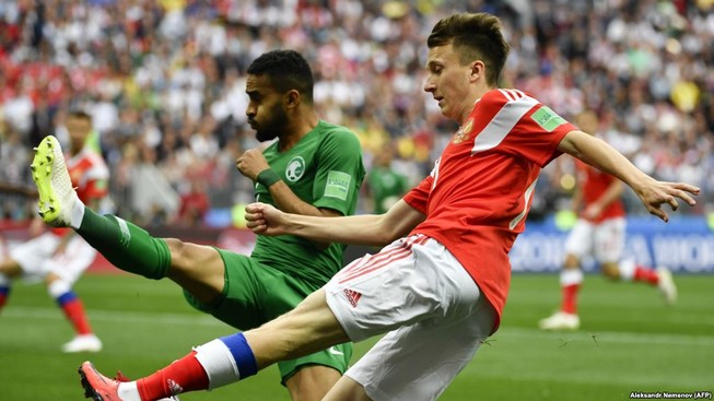 Barcelona sẽ mua Golovin thay Iniesta?