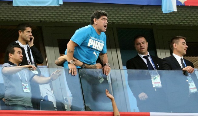 FIFA tuýt còi “kẻ làm thuê” Maradona