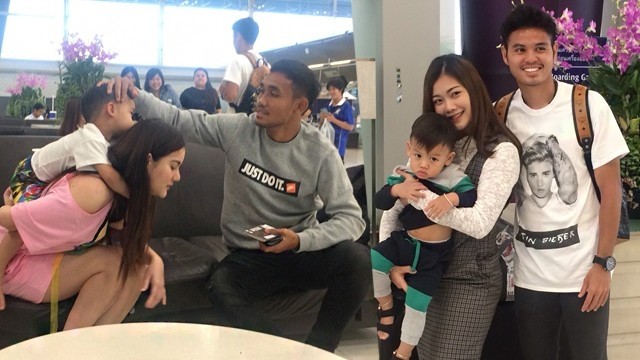 Sao tuyển Thái Lan đá bóng xa nhà kiếm ‘cơm’ bị con cạch mặt