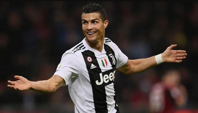 Fan Hàn trổ tài làm ‘HLV Online’ chọn đội hình đá với Ronaldo