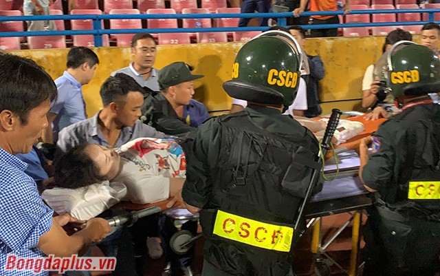Nữ CĐV bị bỏng nặng do pháo sáng: 'Rầy nâu lờn thuốc'