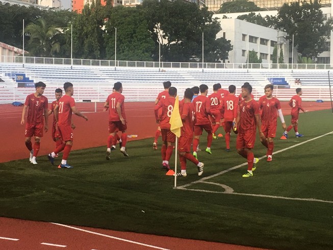 U-22 Việt Nam tập làm quen sân Rizal Memorial