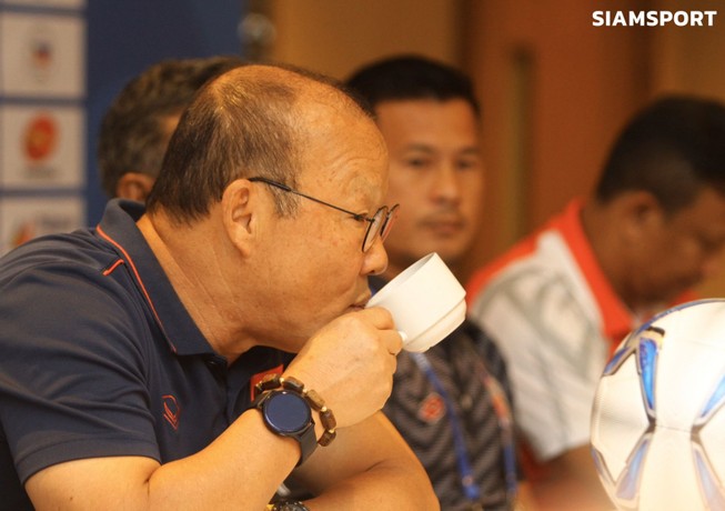 Báo chí Thái Lan 'soi'... tách cà phê của HLV Park Hang-seo