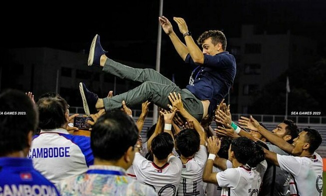 HLV U-22 Campuchia: ‘Thắng U-22 Việt Nam ư? Hãy chờ tối mai’