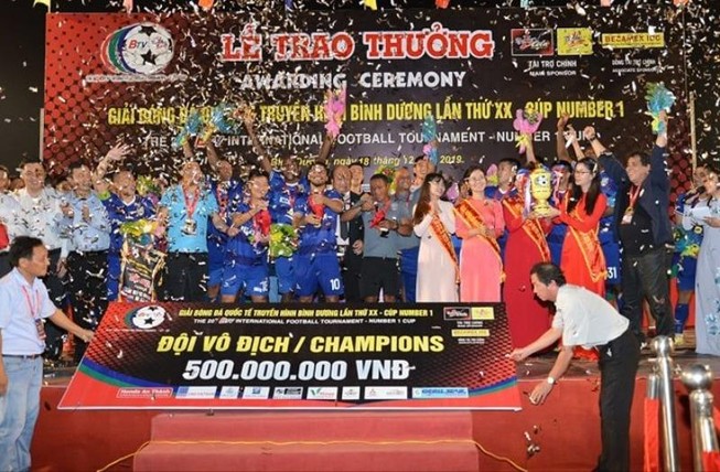 Cúp vàng ở lại với chủ nhà