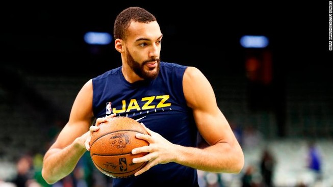 Ngôi sao NBA nhiễm COVID-19 tặng tiền làm từ thiện