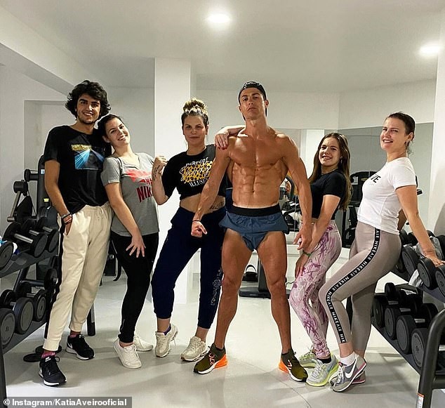 Ronaldo khoe cơ bắp mùa 'trốn dịch'