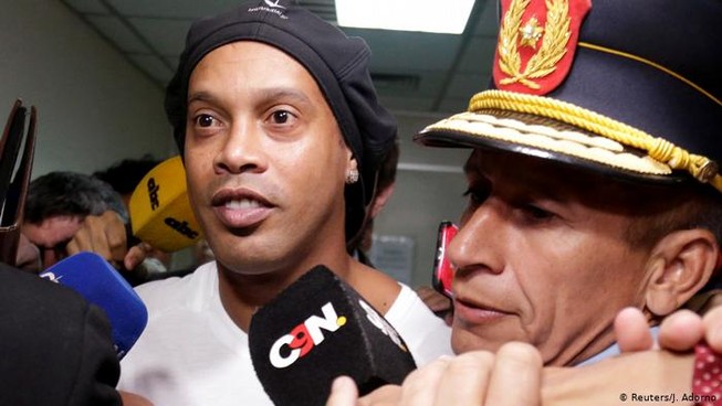 Ronaldinho bị quản thúc trong 'lồng vàng' và 'cách ly xã hội'