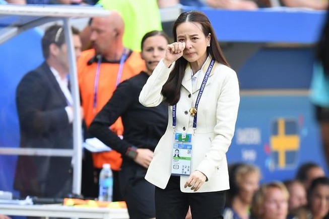 CLB của nữ tỉ phú Thái lại khổ vì... điện