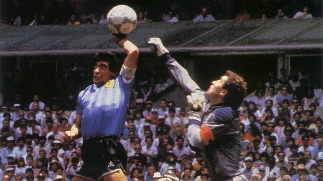 2 cựu HLV Thái Lan ‘á khẩu’ vì Maradona dùng tay chơi bóng