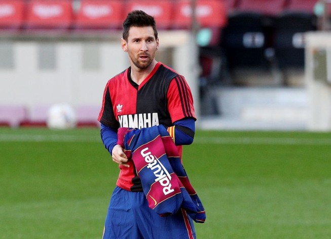 Tưởng nhớ tiền bối Maradona, Messi và Barca bị phạt
