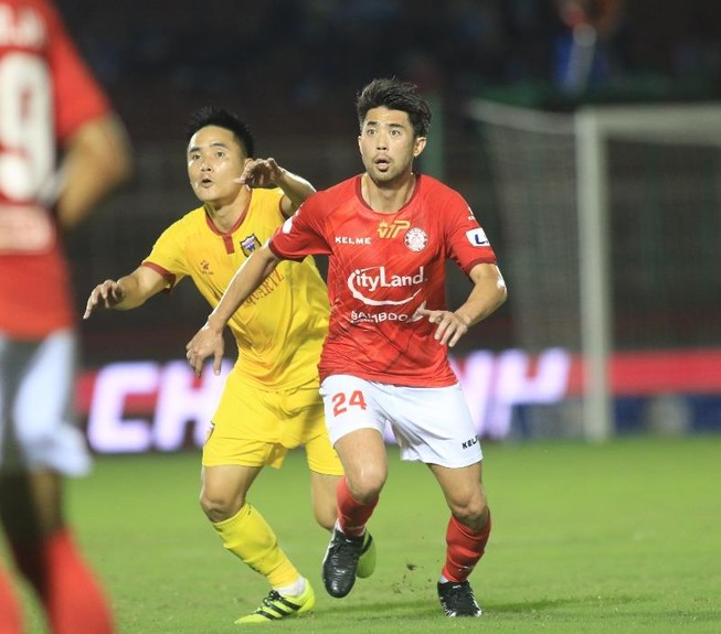 Bầu Đức đến sân Thống Nhất xem Lee Nguyễn