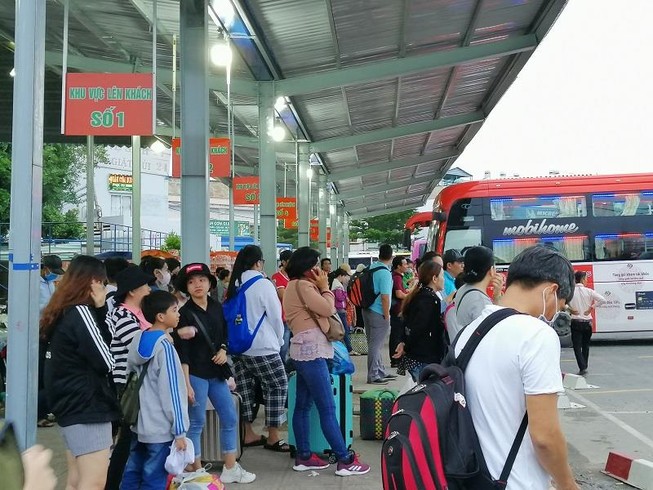 Người dân miền Tây tất bật trở lại Sài Gòn