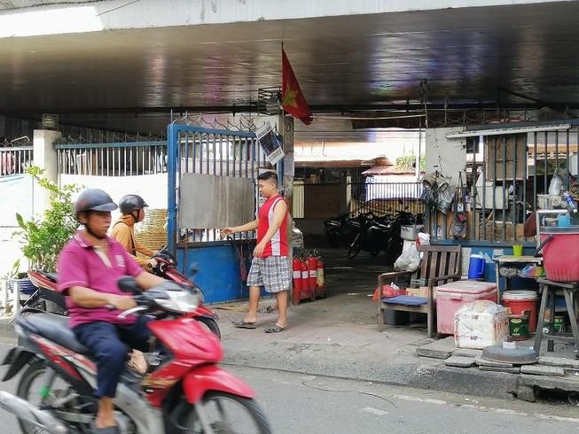 Cận cảnh dạ cầu bị 'xẻ thịt' tại TP.HCM