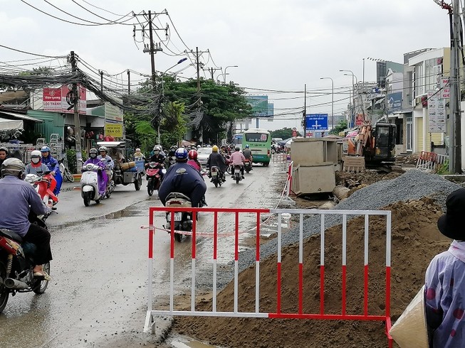 Cận cảnh đường Lương Định Của thi công ì ạch