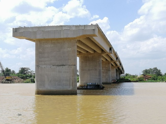 Người dân ngao ngán nhìn cầu Long Đại 'mọc cây'